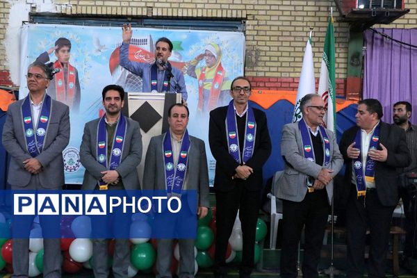 بهارستان دو صحنه همفکری، همدلی و همکاری پیشتازان در همایش یاوران انقلاب