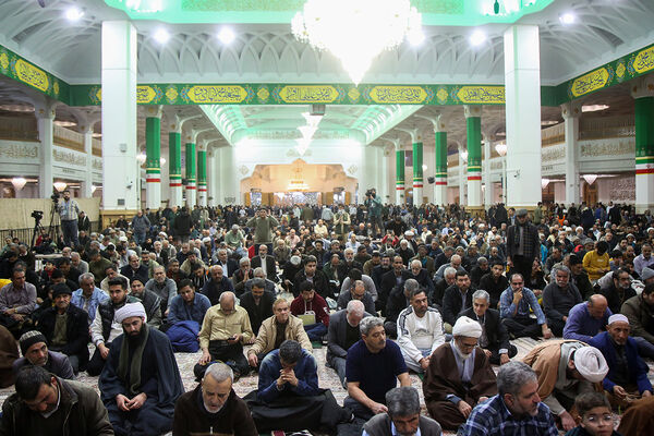 گلباران مزار آیت الله مصباح یزدی در حرم حضرت معصومه(س)