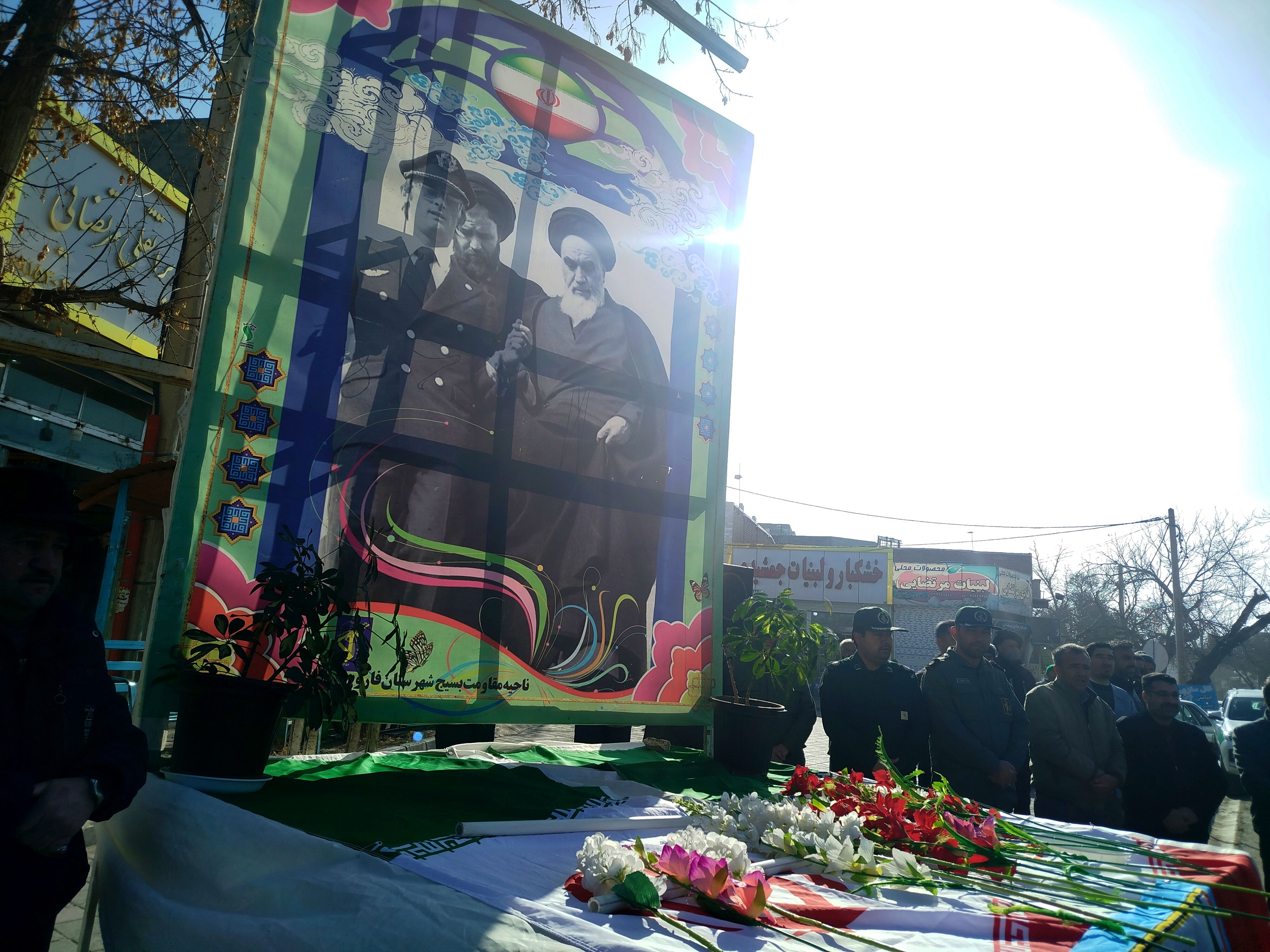 گلباران تمثال مبارک حضرت امام خمینی (ره) در سالروز ورود تاریخی و آغاز دهه فجر انقلاب اسلامی ایران 