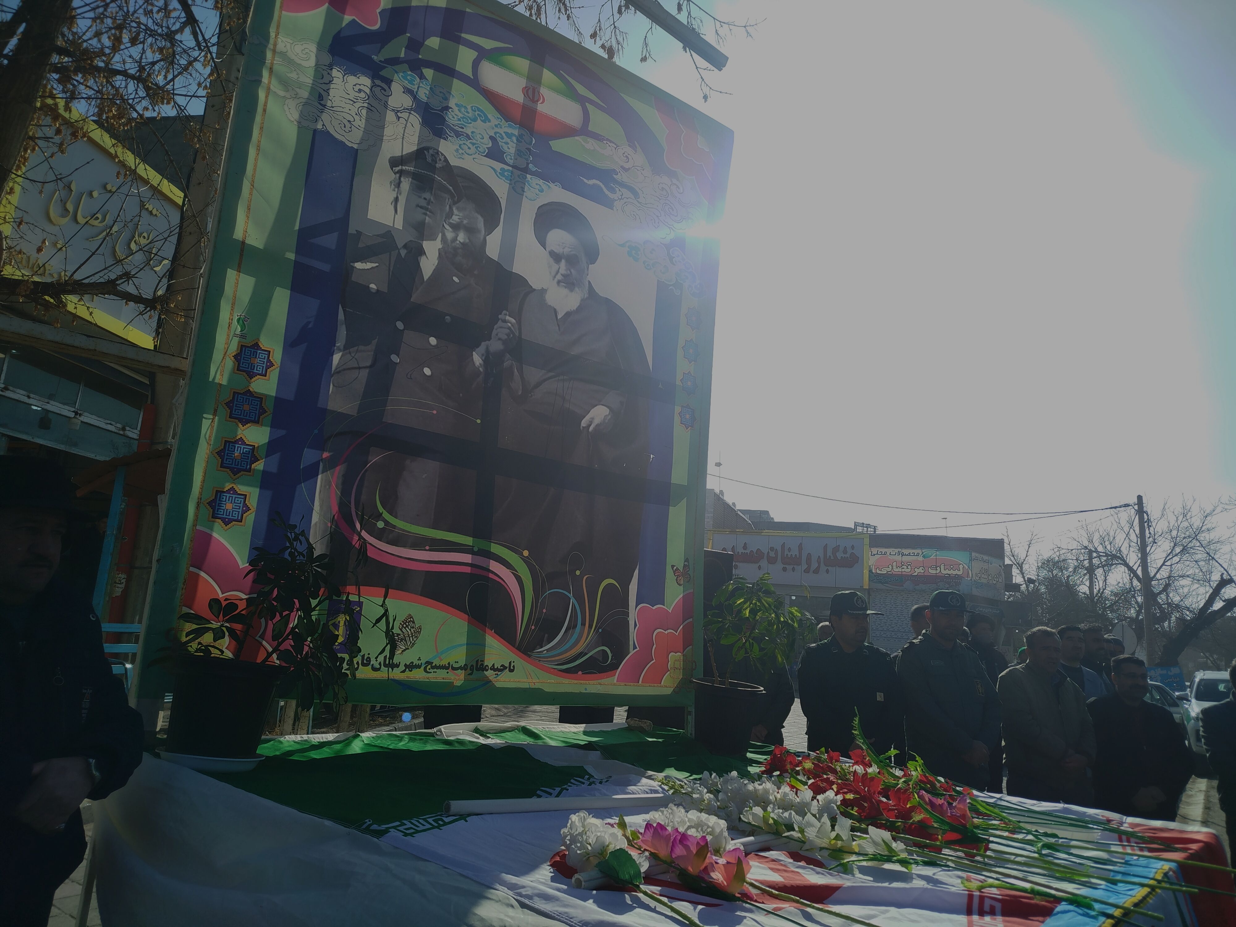 گلباران تمثال مبارک حضرت امام خمینی (ره) در سالروز ورود تاریخی و آغاز دهه فجر انقلاب اسلامی ایران 