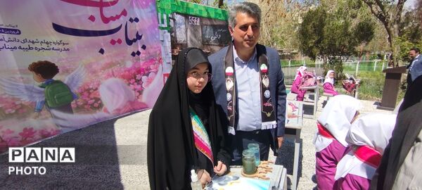 حضور فرهنگیان و دانش‌آموزان منطقه ۱۰ در مراسم چهلم شهدای دانش‌آموز شهر میناب