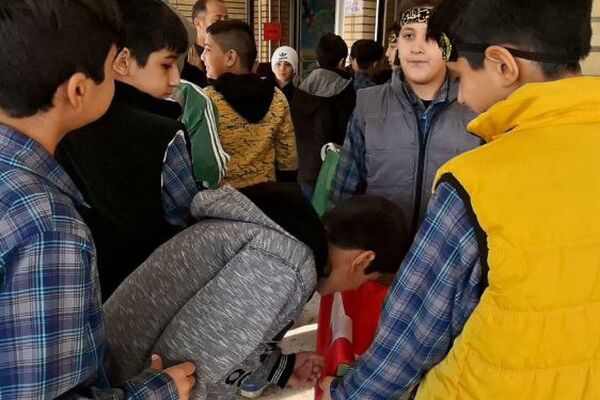تجدید عهد دانش آموزان مدرسه ایمان ورامین با امام حسین (ع) 