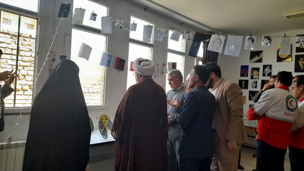 بازدید مسئولان جعفرآباد قم از نمایشگاه تولیدات دانش‌آموزی در هنرستان حضرت زهرا(س)