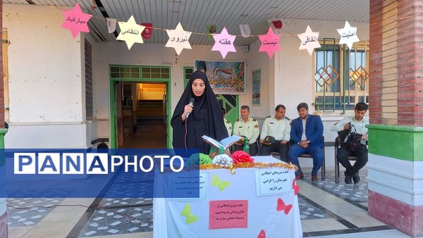 مراسم تجلیل از پرسنل زحمتکش  نیروی‌انتظامی در دبیرستان حضرت‌زینب(س) شهرستان لنده 