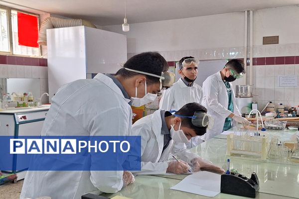 داوری مرحله استانی محور فعالیت های آزمایشگاهی جشنواره نوجوان خوارزمی در پژوهشرای دکتر حسابی