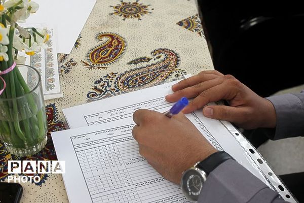 ارزیابی معلمان و انتخاب معلم نمونه در مدرسه دخترانه عارفین