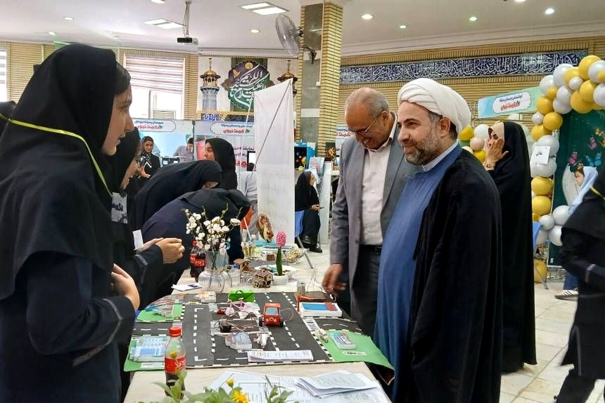 برگزاری نمایشگاه دستاوردهای دانش آموزان دخترانه دبیرستان حکمت ناحیه دو شهرری 