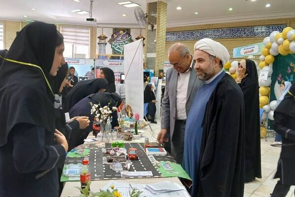 برگزاری نمایشگاه دستاوردهای دانش آموزان دخترانه دبیرستان حکمت ناحیه دو شهرری 