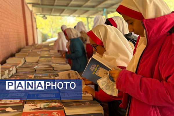 نمایشگاه کتاب و کتاب‌خوانی در اداره آموزش و پرورش اسلامشهر