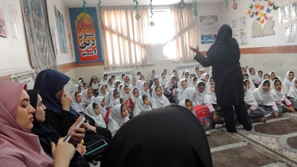 جشن روز دانش‌آموز در دبستان دخترانه شهید محمدرضا مقدم 