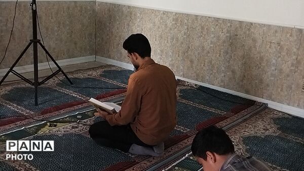 تصاویری از قرائت های قرآن بعد از نماز ظهر و عصر در دبیرستان شاهد ابوذر غفاری نیشابور 