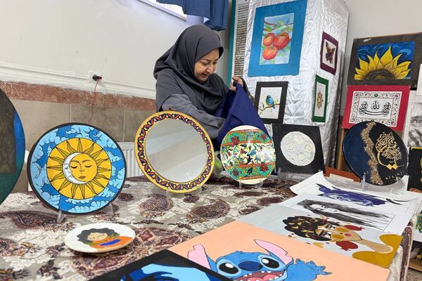آیین افتتاحیه نمایشگاه هنری «ماها» در هنرستان شهید تاجیک بهارستان‌دو