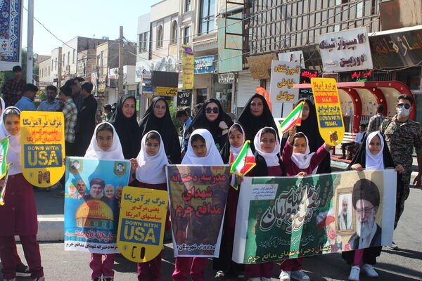 راهپیمایی روز دانش‌آموز در شهرستان بم