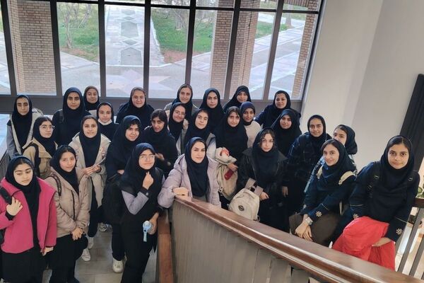 بازدید دانش‌آموزان فرزانگان۱ از مجتمع تحقیقاتی عصر انقلاب