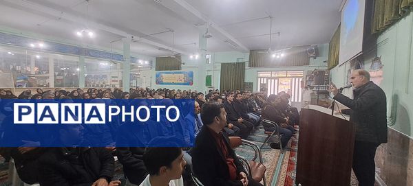 جلسه آموزش خانواده ویژه والدین پایه‌های دهم و یازدهم در دبیرستان شاهد ابوذر غفاری 