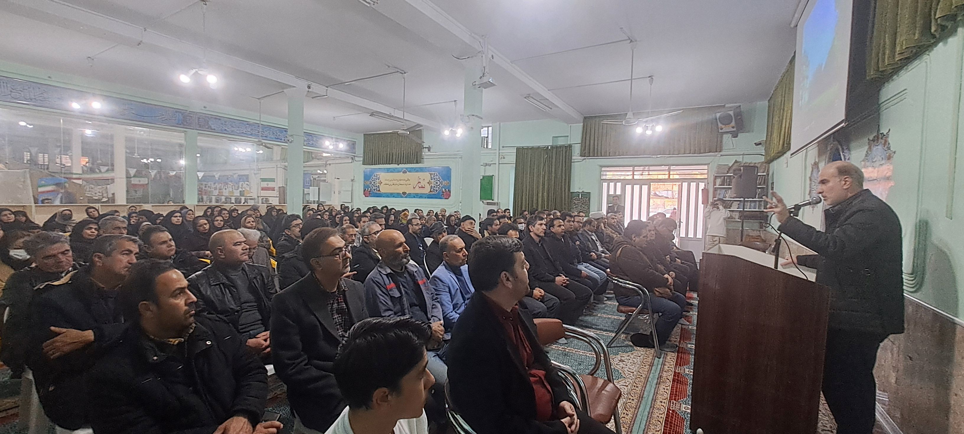 جلسه آموزش خانواده ویژه والدین پایه‌های دهم و یازدهم در دبیرستان شاهد ابوذر غفاری 