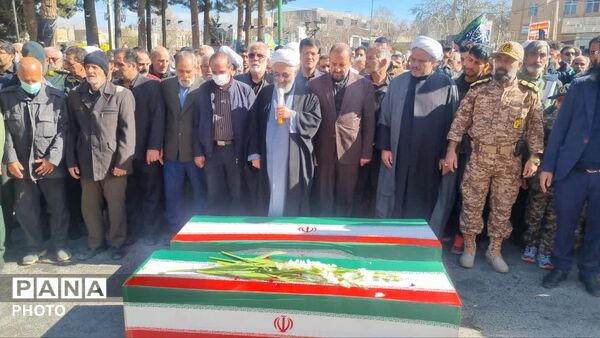 نهاوند فرزندان شهیدش را در آغوش گرفت