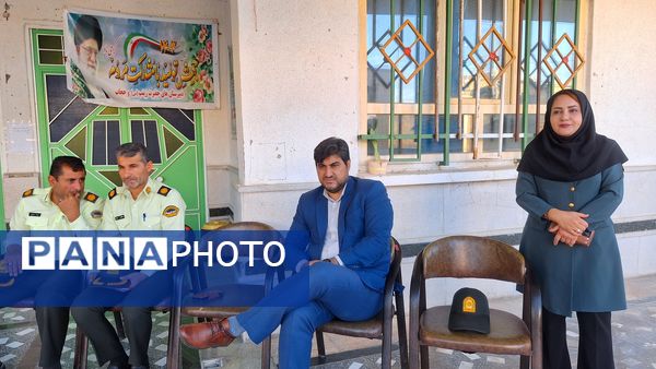 مراسم تجلیل از پرسنل زحمتکش  نیروی‌انتظامی در دبیرستان حضرت‌زینب(س) شهرستان لنده 