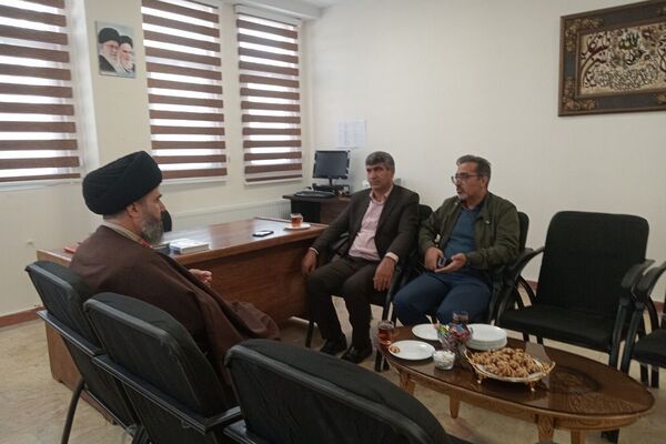 اقامه نماز جماعت در دبیرستان هجرانی پردیس به امامت امام جمعه شهرستان