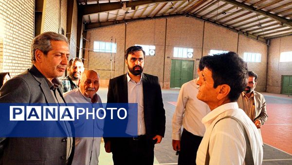 فرماندار کاشمر از سالن و چمن مصنوعی روستای قوژد بازدید کرد