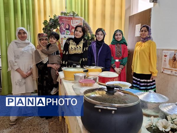 برپایی نمایشگاه «ماها» در دبیرستان شاهد معراج ناحیه یک کرج 