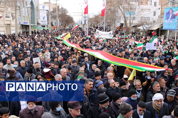 حماسه حضور مردم قروه در راهپیمایی ۲۲ بهمن؛ تجلی وحدت و وفاداری به انقلاب