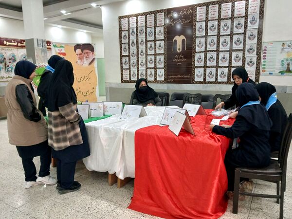 انتخابات شورای دانش اموزی در دبیرستان مهشید مصلی نژاد