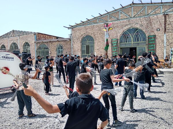 هیئت زنجیرزنی در روستای فیض آباد در صبح عاشورای حسینی 