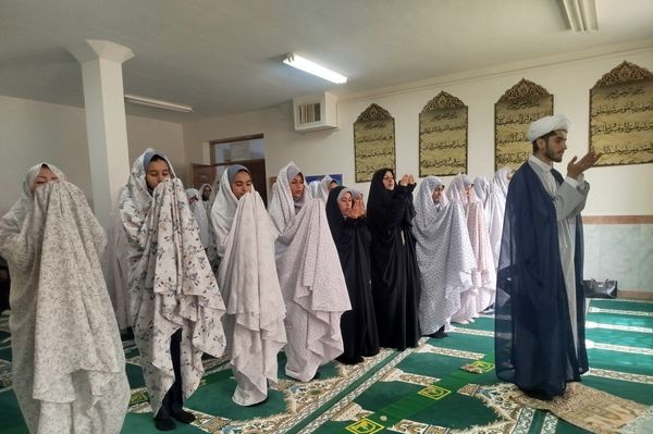 جشن ماه مهرومدرسه دردبیرستان وکیلی ۱۰نیشابور