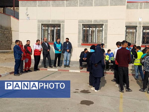 اجرای مانور سراسری زلزله در مدرسه شهید نوری مرزآباد شهرستان خدا آفرین