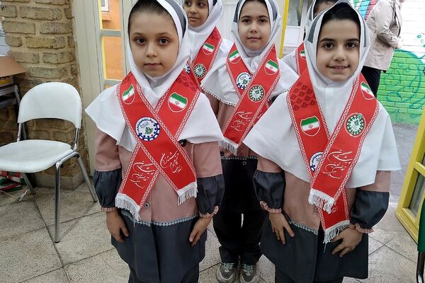 مراسم «لاله‌های روشن» در دبستان دکتر کیهانی 