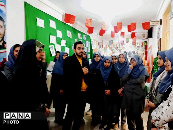 پیوند نسل امروز با آرمان‌های انقلاب  روایت تصویری یک نمایشگاه مدرسه انقلاب
