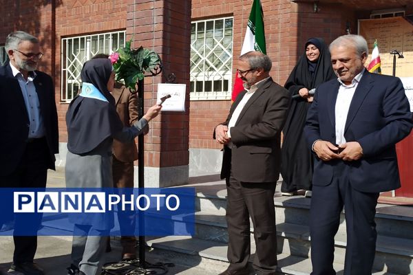 آیین نواختن زنگ استاندارد در هنرستان صدیقه ناظران 