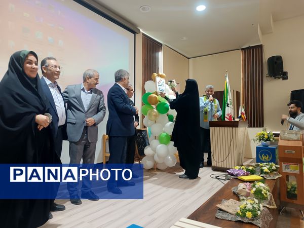 جشن عاطفه‌ها با تقسیم مهر و مهربانی در دبستان آرمینه مصلی نژاد 