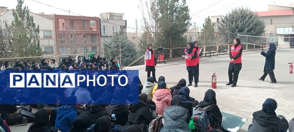 کارگاه آموزشی آشنایی با اصول ایمنی و اطفاء حریق در هنرستان آفرینش پردیس 