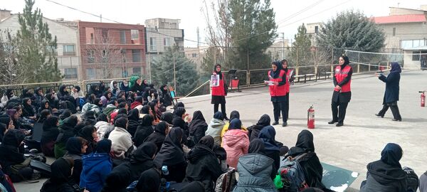 کارگاه آموزشی آشنایی با اصول ایمنی و اطفاء حریق در هنرستان آفرینش پردیس 