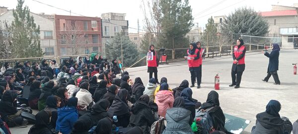 کارگاه آموزشی آشنایی با اصول ایمنی و اطفاء حریق در هنرستان آفرینش پردیس 