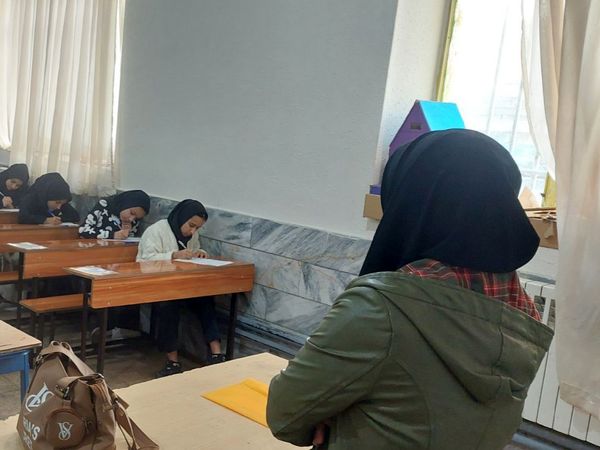 امتحانات ترم اول در دبیرستان دخترانه انیس خوش قدم 