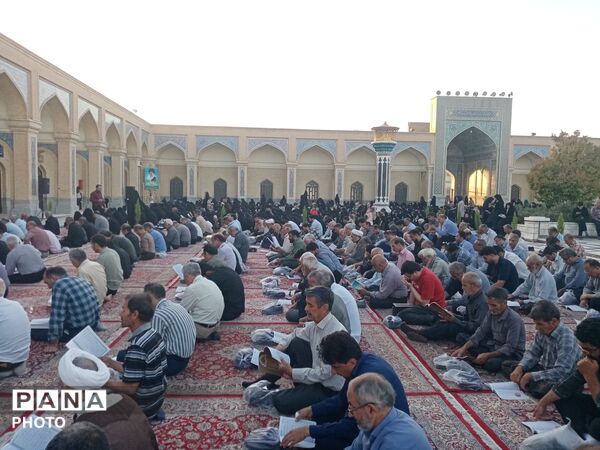 قرائت دعای عرفه در زیارتگاه شهید آیت الله مدرس
