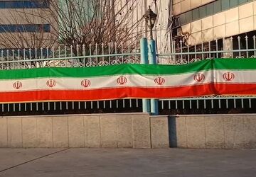 شنیدن ترانه ی رویش از برگ های تاریخ انقلاب