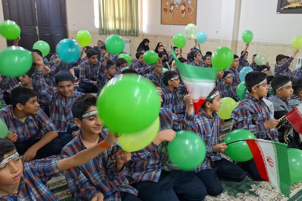 آرزوی فرج و سلامتی صاحب الزمان (عج) با دست‌های کوچک دانش‌آموزان شیرازی