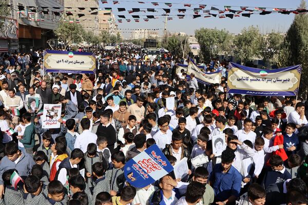حضور پرشور دانش‌آموزان و مسئولین در راهپیمایی ۱۳ آبان در ناحیه یک بهارستان