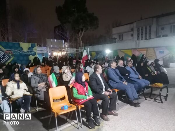 اجتماع بزرگ خانوادگی بر مدار ایران با حضور دانش آموزان ناحیه 3 مشهد