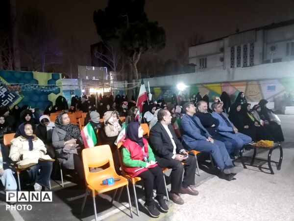 اجتماع بزرگ خانوادگی بر مدار ایران با حضور دانش آموزان ناحیه 3 مشهد