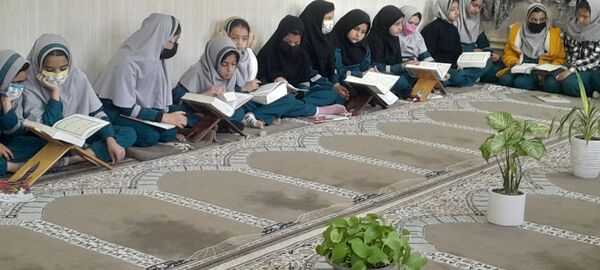 محفل انس با قرآن کریم در آموزشگاه زهرا عبدالهیان ارغا 