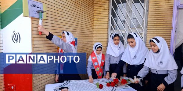 زنگ انقلاب در مدرسه فاطمه‌الزهرا(س) باخرز