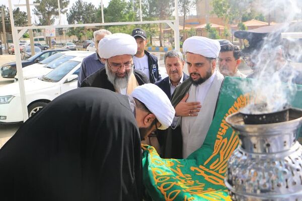 مراسم زیر سایه خورشید و غباروبی ضریح مطهر بی بی سکینه خاتون(س) در بخش صفادشت ملارد