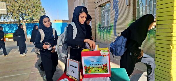 برگزاری جشن عاطفه ها در دبیرستان فرزانگان دوره ی اول 