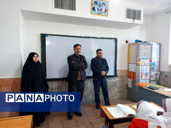 بازید رئیس آموزش و پرورش ناحیه پنج از دبستان شهیدان فاضل الحسینی یک
