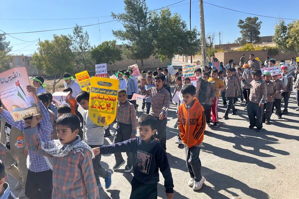 حضور حماسی دانش‌آموزان در راهپیمایی باشکوه ۱۳ آبان ماه در سورمق